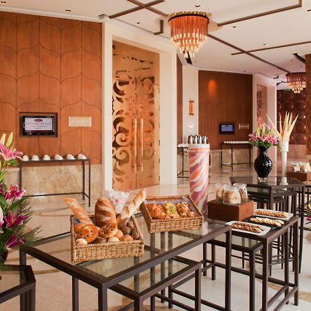 Hotel Crowne Plaza New Delhi Okhla By Ihg Interior foto The Club Lounge at the Taj Mahal Palace, Mumbai