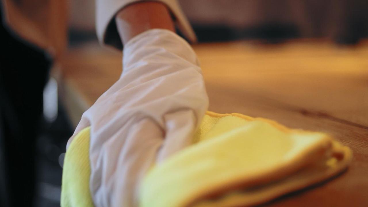 Hotel Crowne Plaza New Delhi Okhla By Ihg Exterior foto A person receiving a shiatsu massage