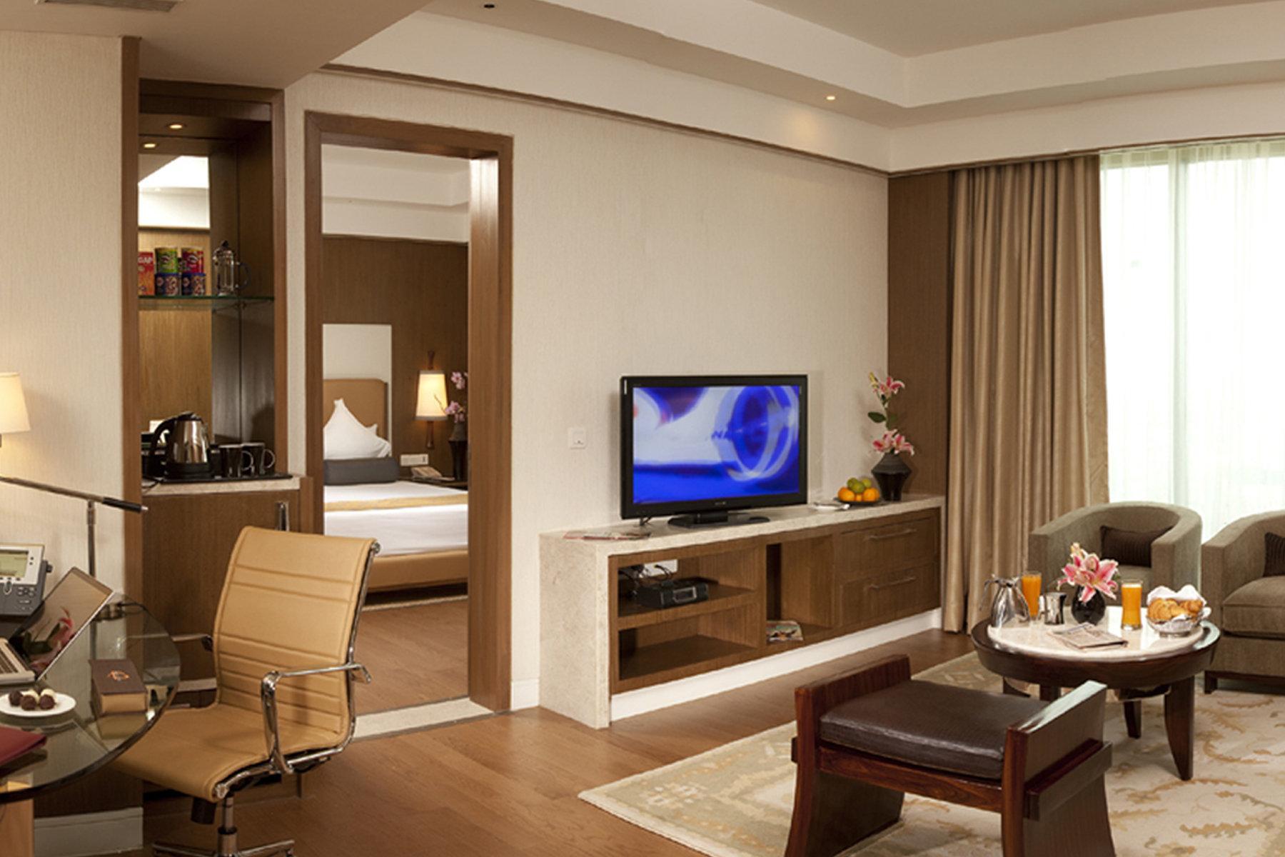Hotel Crowne Plaza New Delhi Okhla By Ihg Exterior foto A suite at the hotel