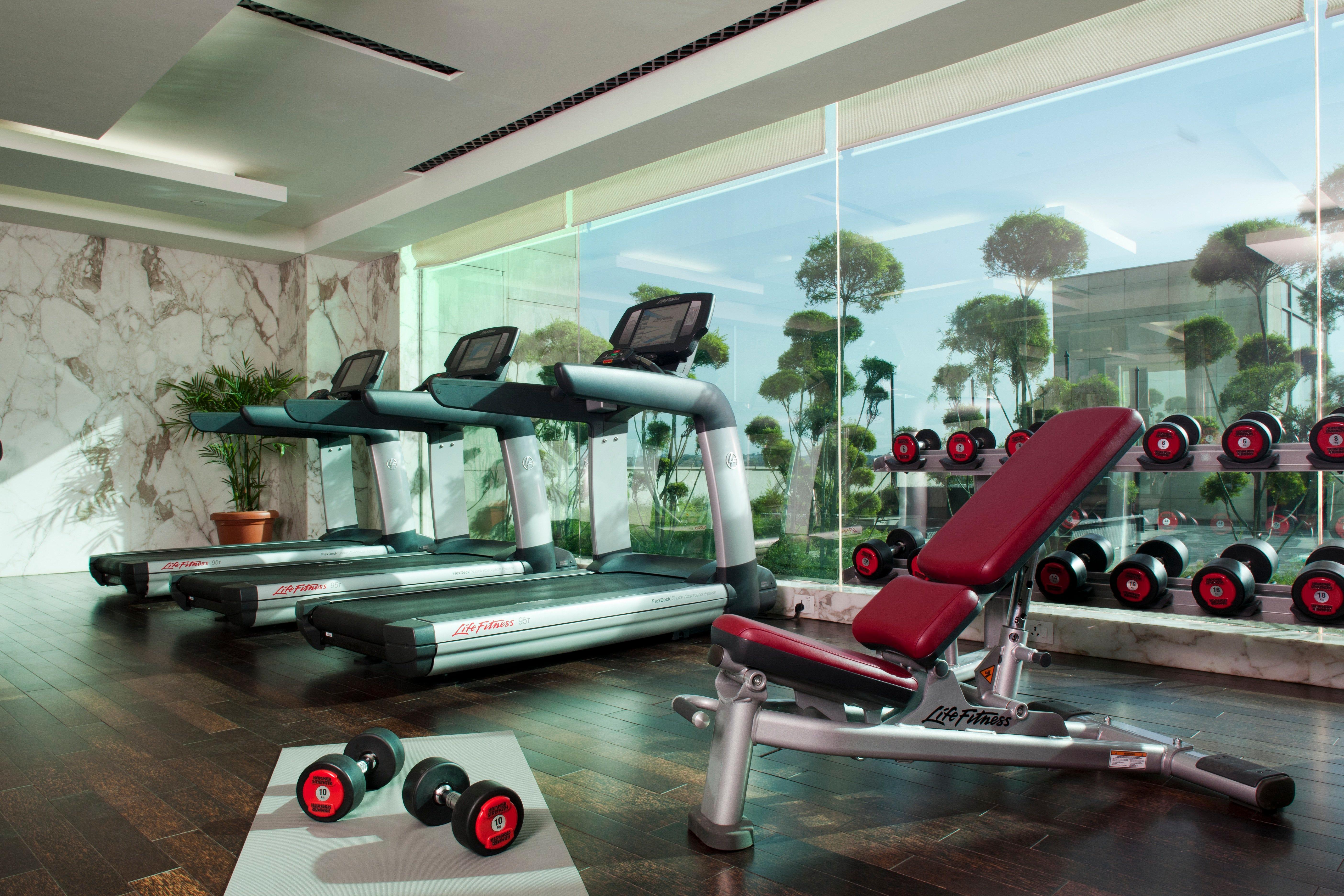 Hotel Crowne Plaza New Delhi Okhla By Ihg Facilidades foto A modern gym