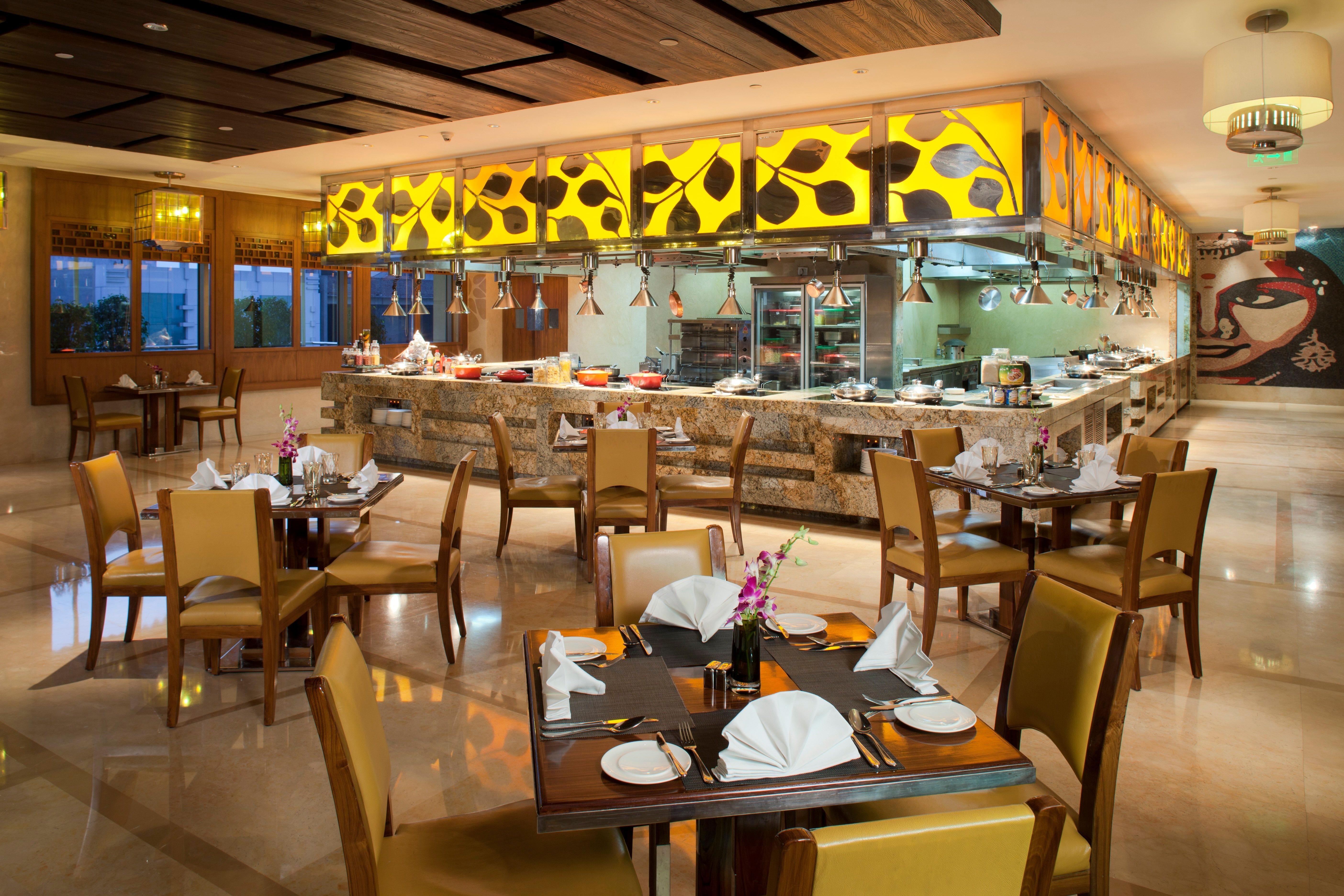 Hotel Crowne Plaza New Delhi Okhla By Ihg Exterior foto The restaurant