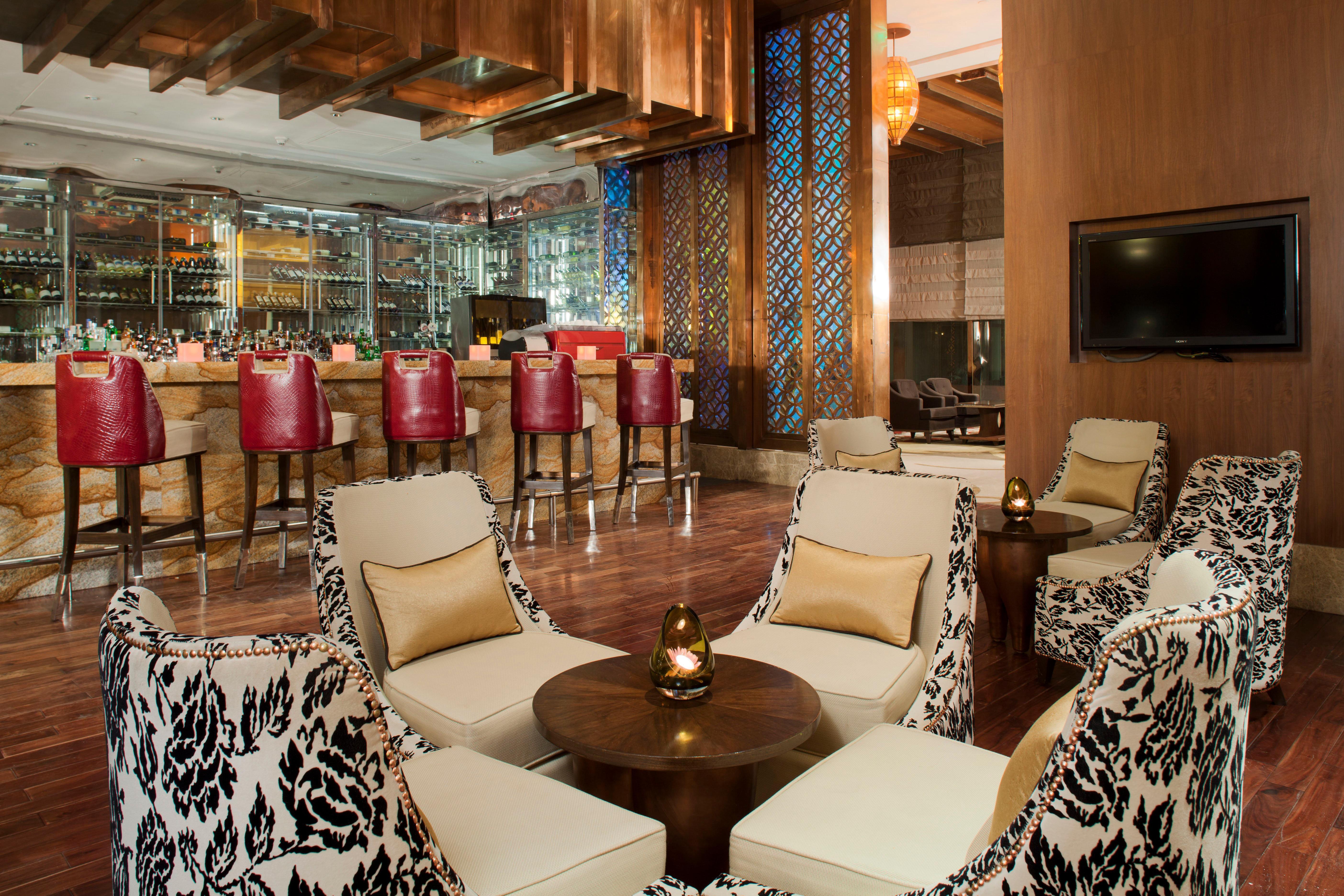 Hotel Crowne Plaza New Delhi Okhla By Ihg Restaurante foto The bar at the hotel