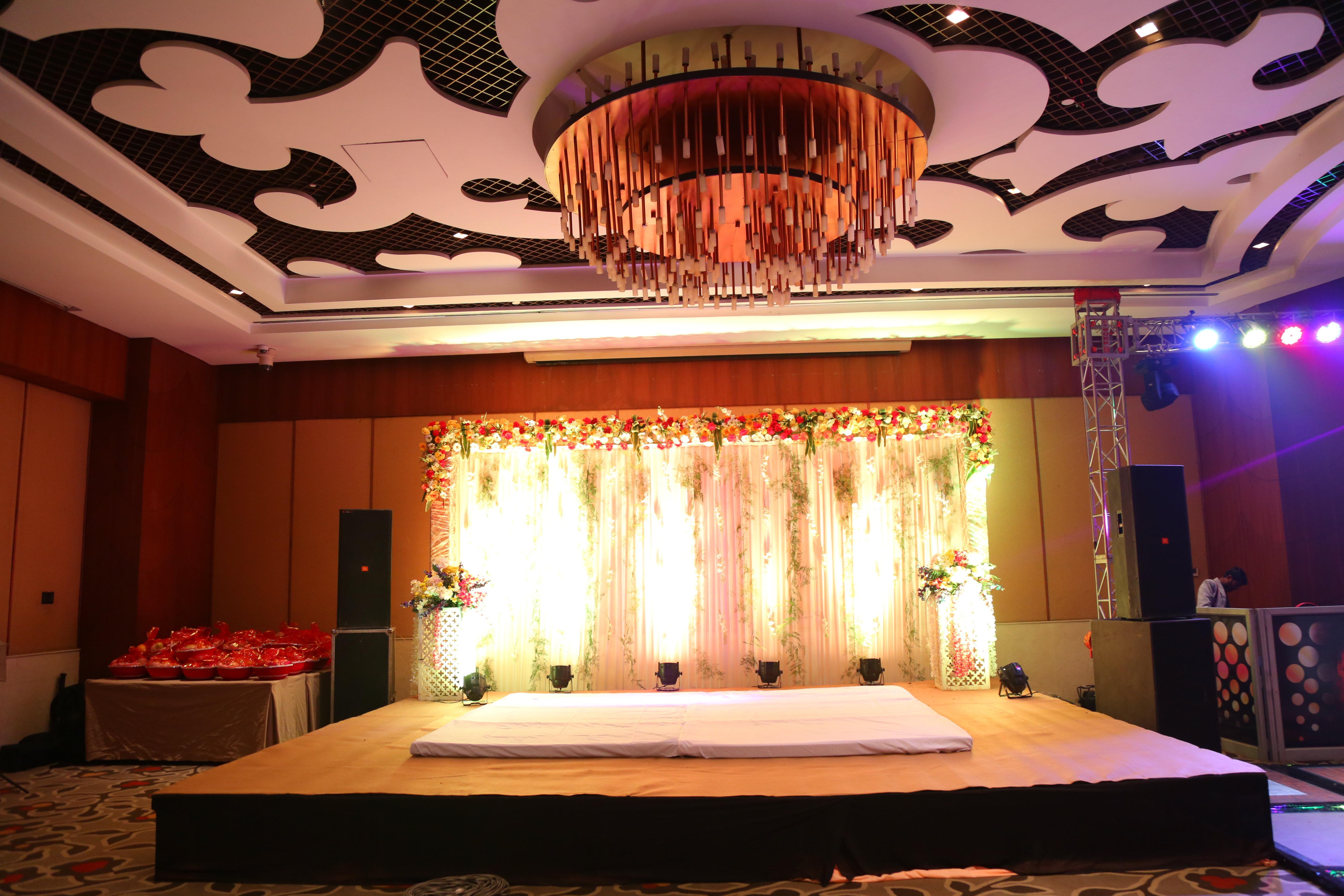 Hotel Crowne Plaza New Delhi Okhla By Ihg Exterior foto A wedding reception at a hotel in India