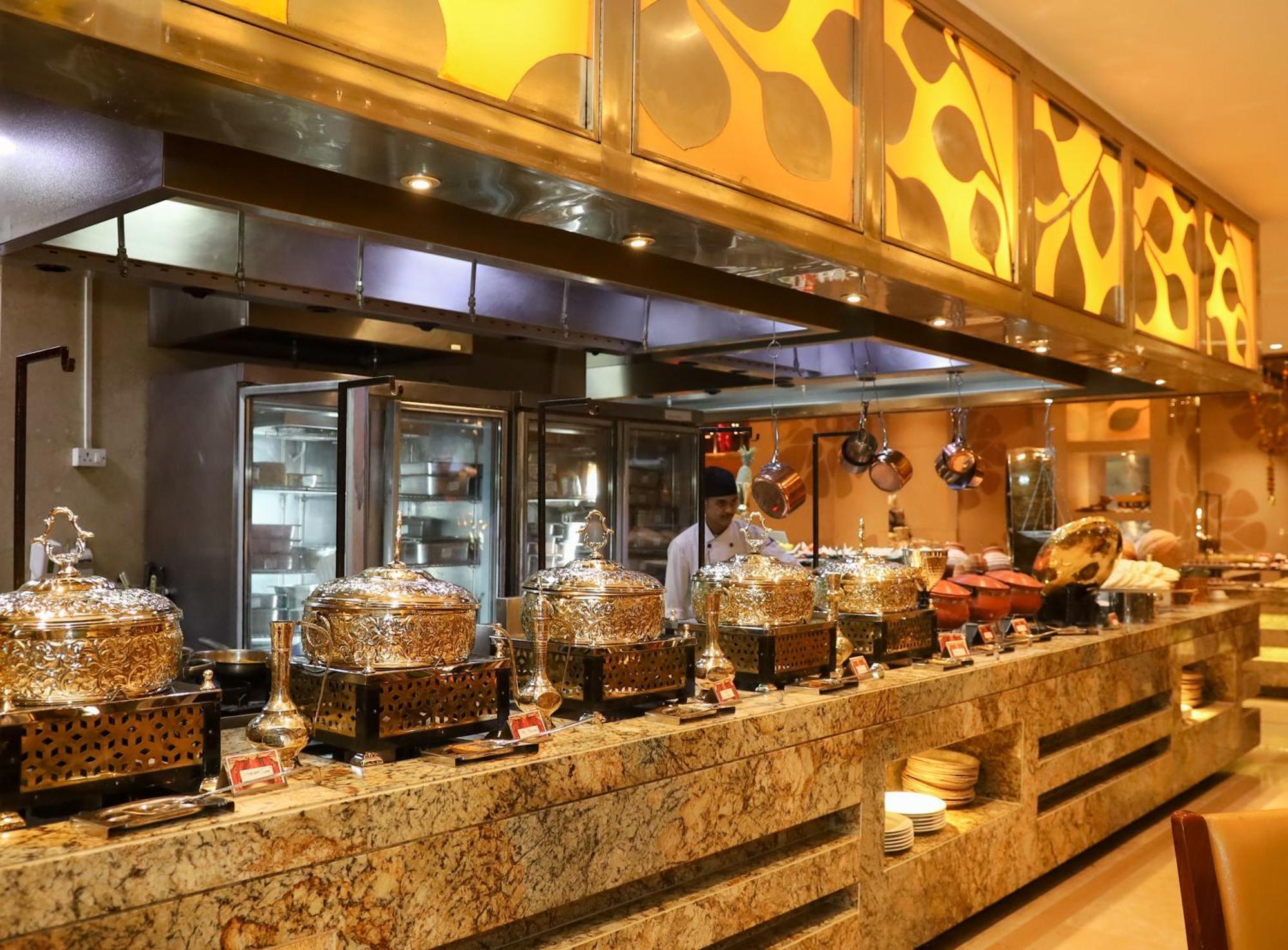 Hotel Crowne Plaza New Delhi Okhla By Ihg Exterior foto A buffet at a hotel