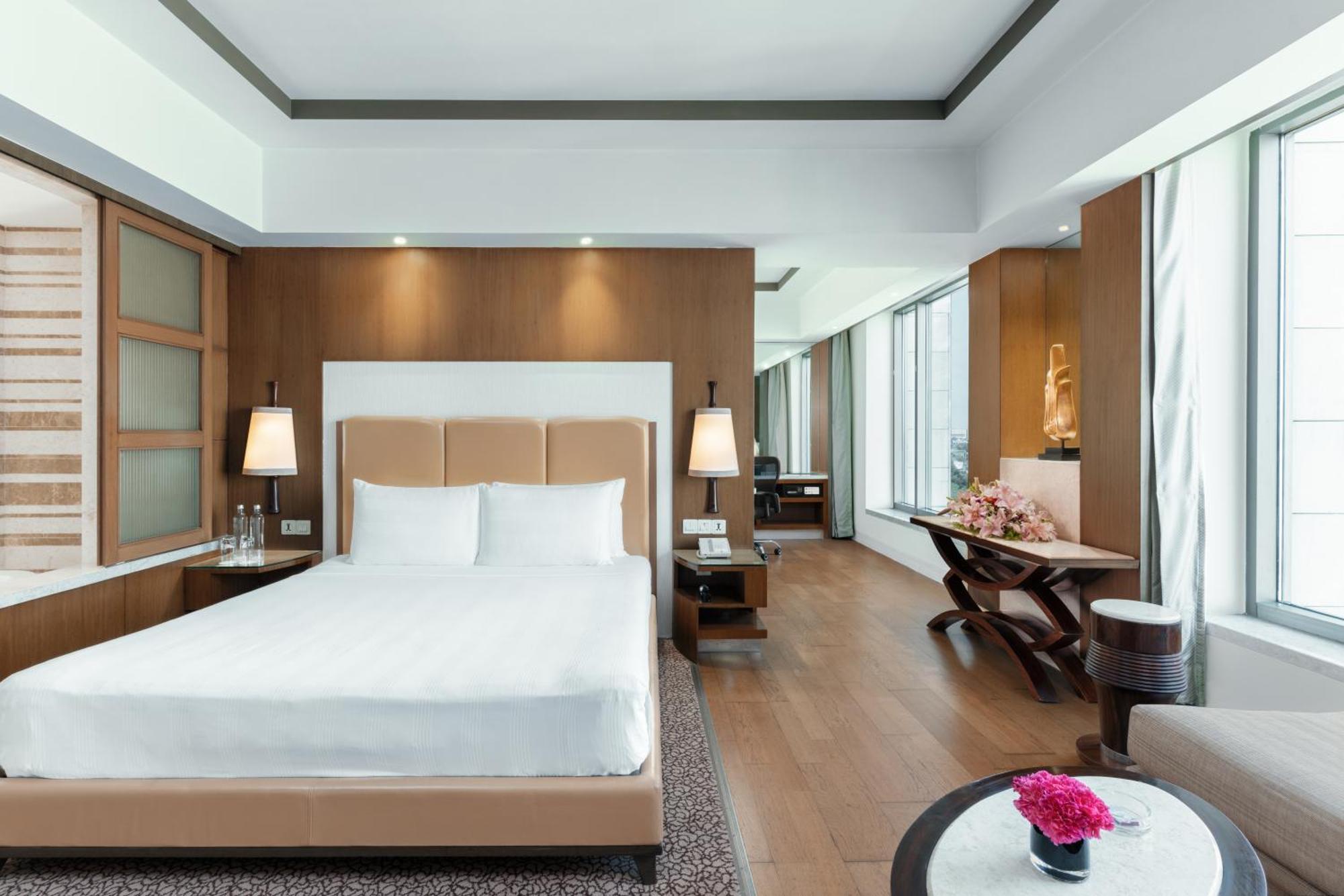 Hotel Crowne Plaza New Delhi Okhla By Ihg Exterior foto A bedroom at the hotel