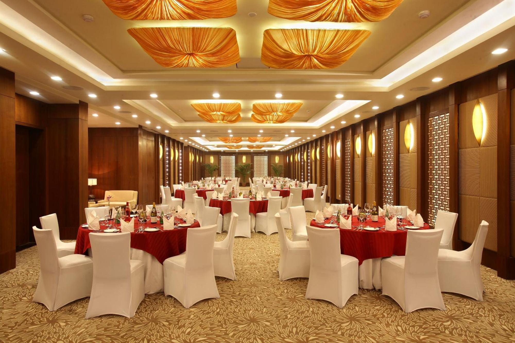 Hotel Crowne Plaza New Delhi Okhla By Ihg Exterior foto The Royal Hall